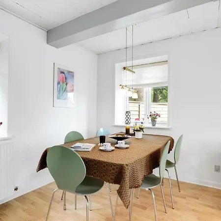 2 Bedroom Cozy In 岑讷